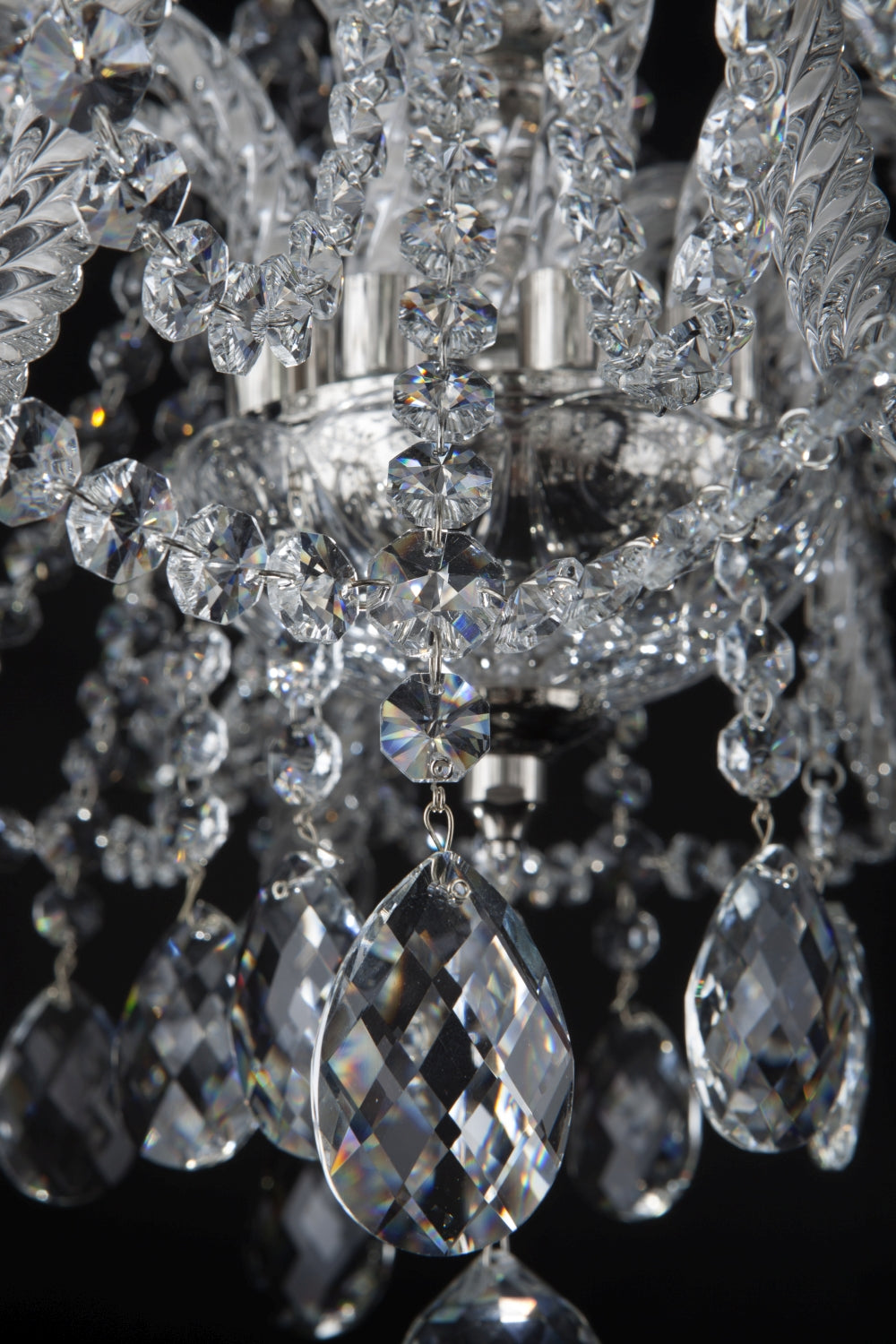 Macro des pampilles en goutte et chaînettes de cristal taillé scintillant