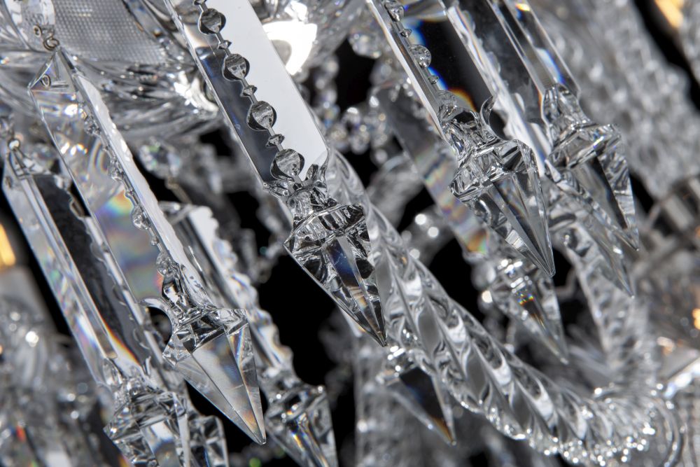 Gros plan sur les gouttes de cristal taillé avec reflets irisés.