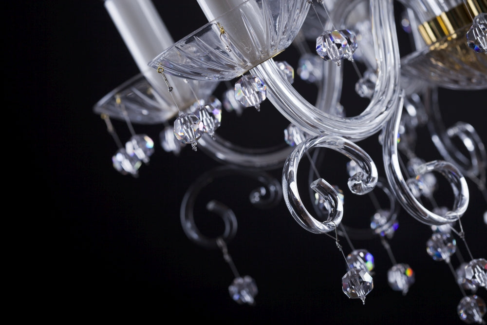 Détail des gouttes de cristal taillées et des bras recourbés en verre