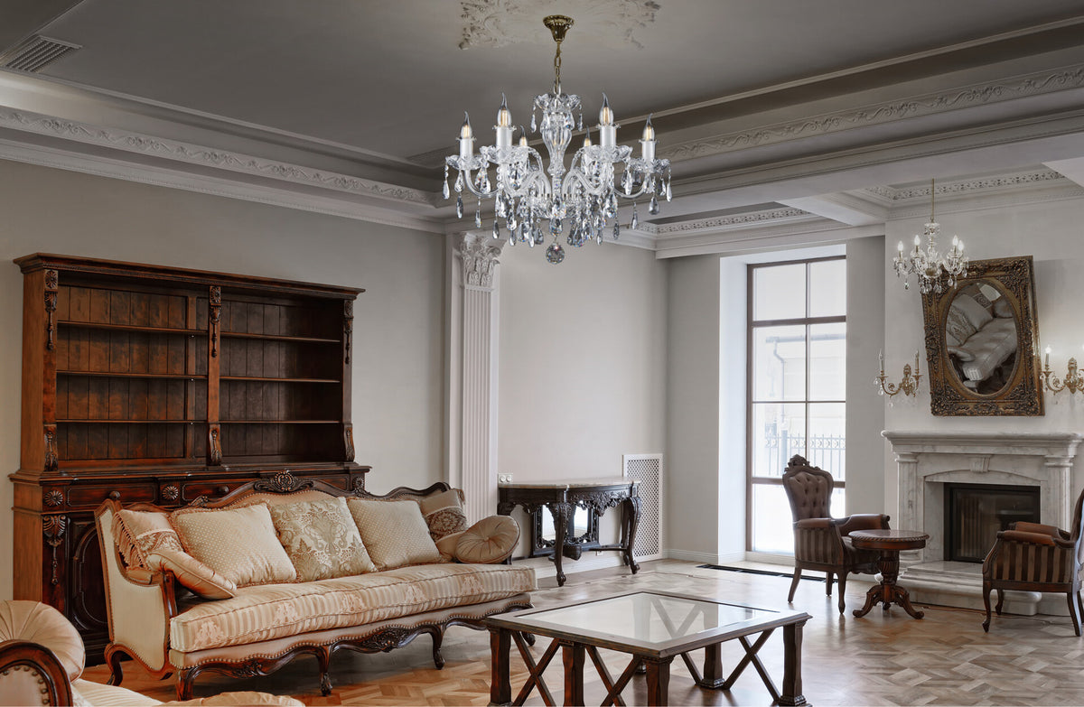 Lustre accroché au plafond d'un salon classique avec moulures et mobilier ancien