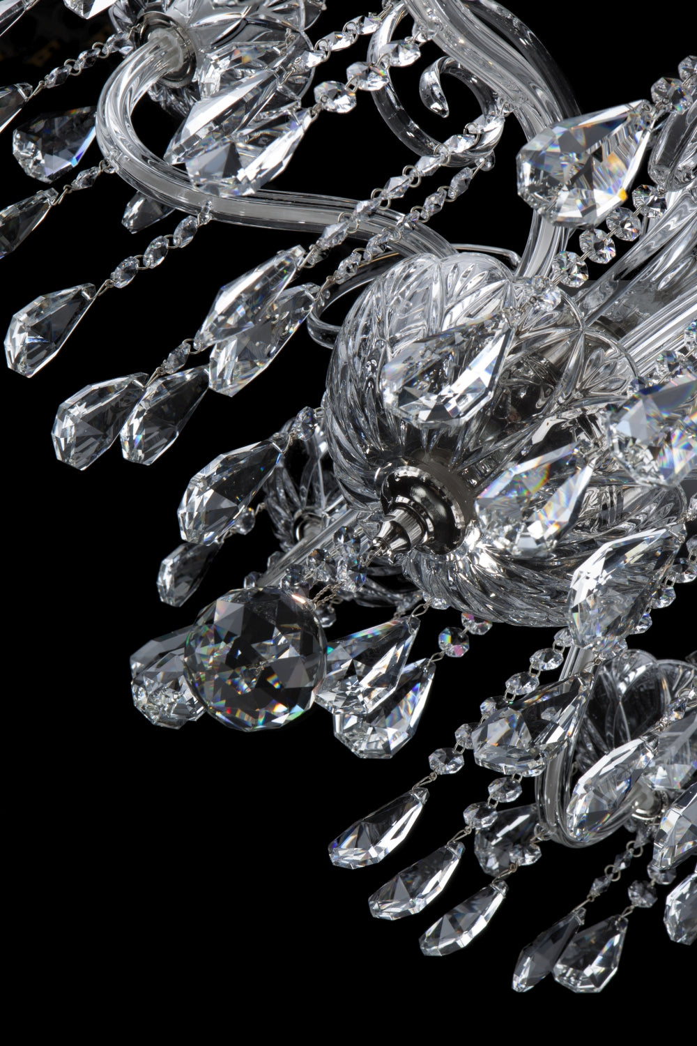 Gros plan du corps central facetté et des chaînettes de cristal suspendues