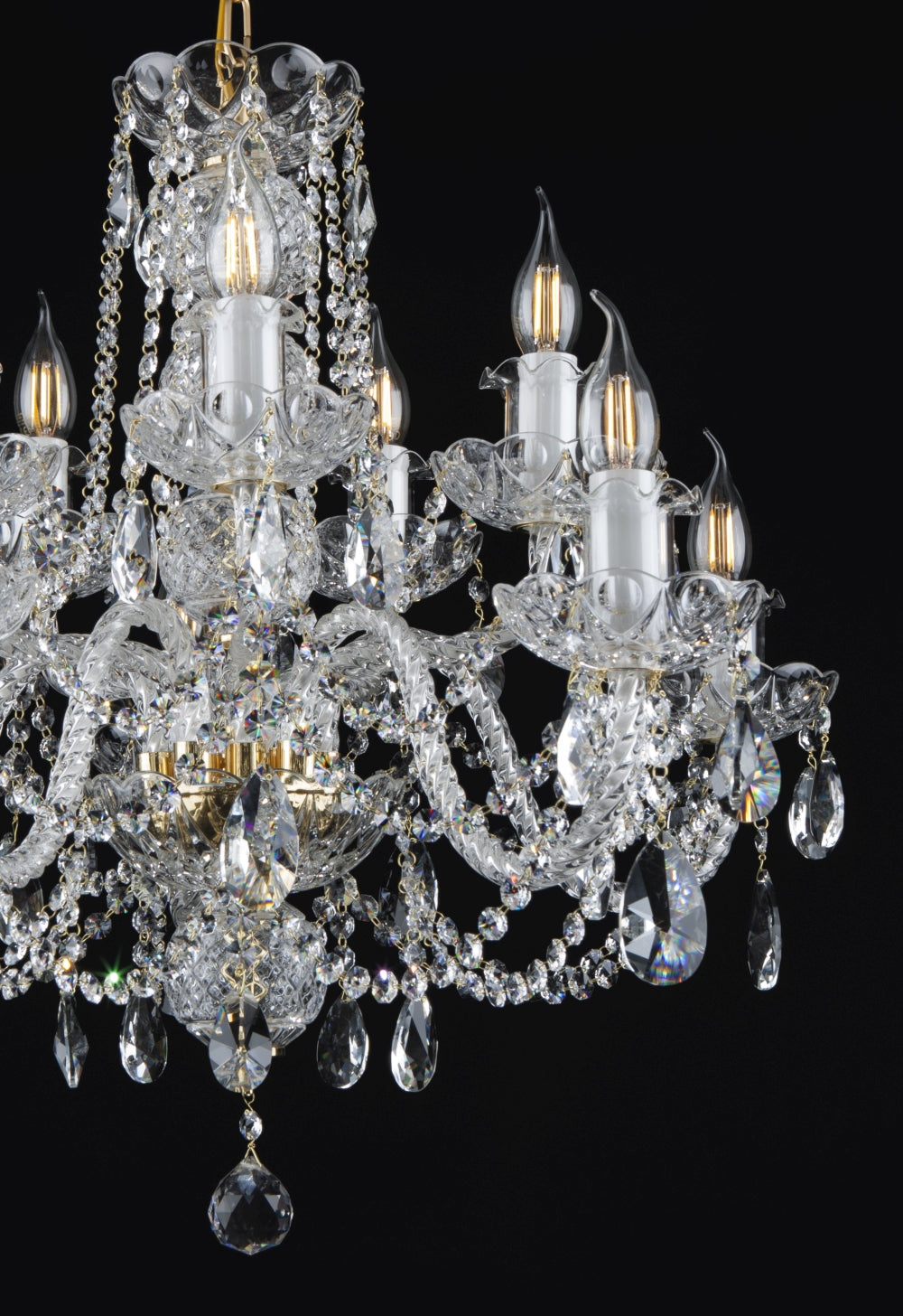 Détail des bras en cristal moulé avec bougies blanches et pendentifs taillés