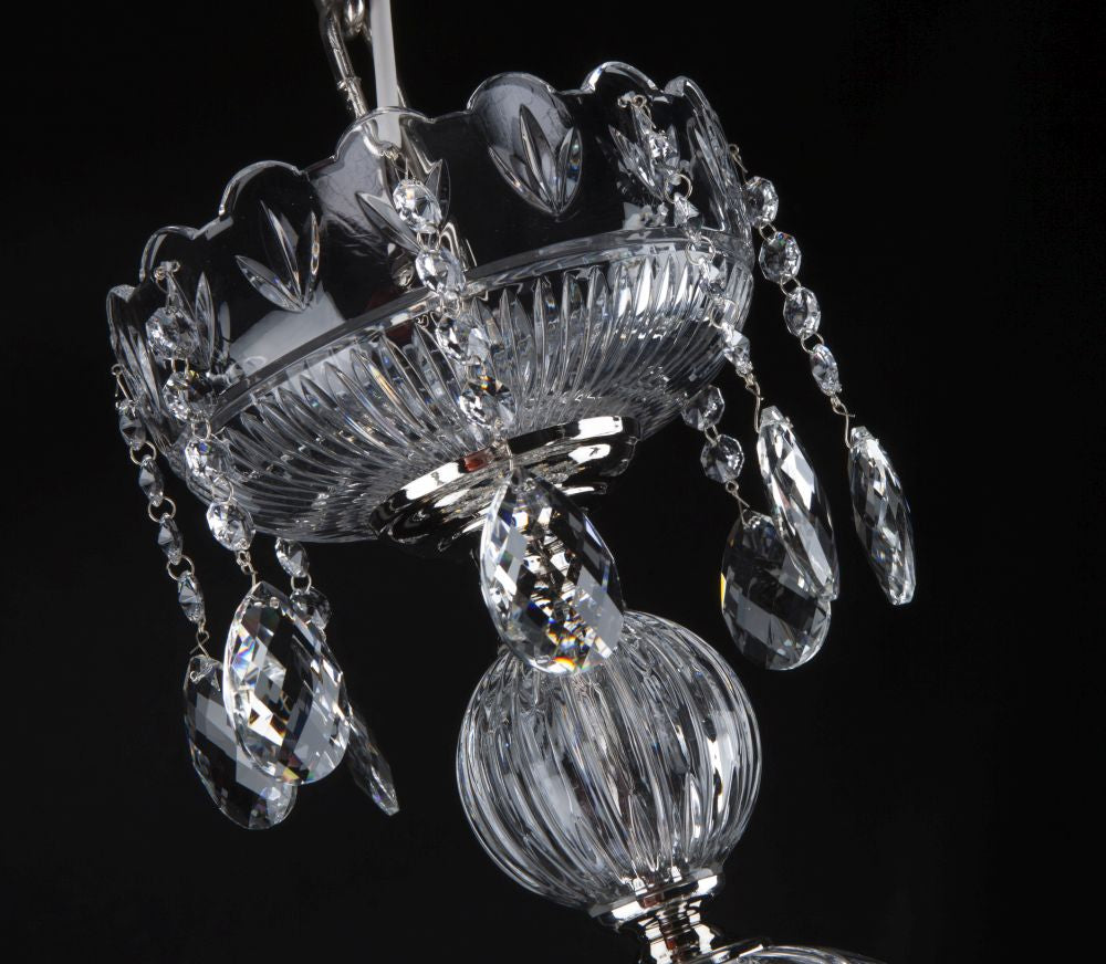 Détail de la coupelle supérieure festonnée avec gouttes de cristal suspendues