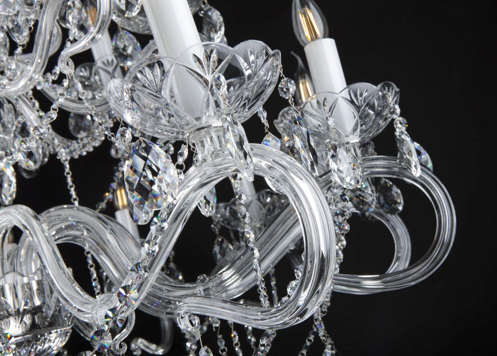 Détail des bras de verre courbés et des pendeloques de cristal taillé