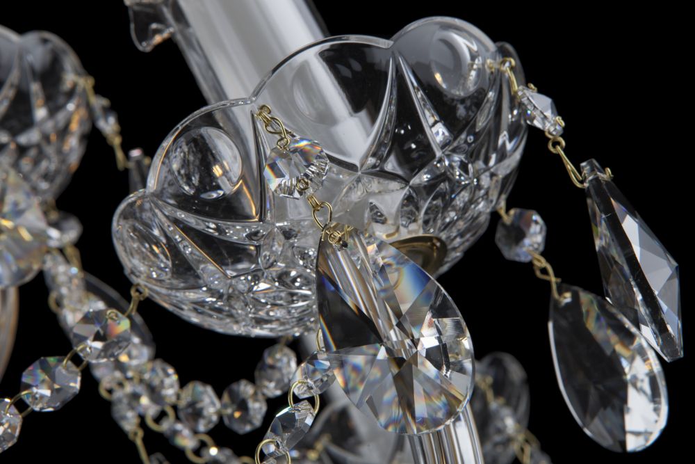 Détail d'une coupelle ciselée avec pendants de cristal taillés