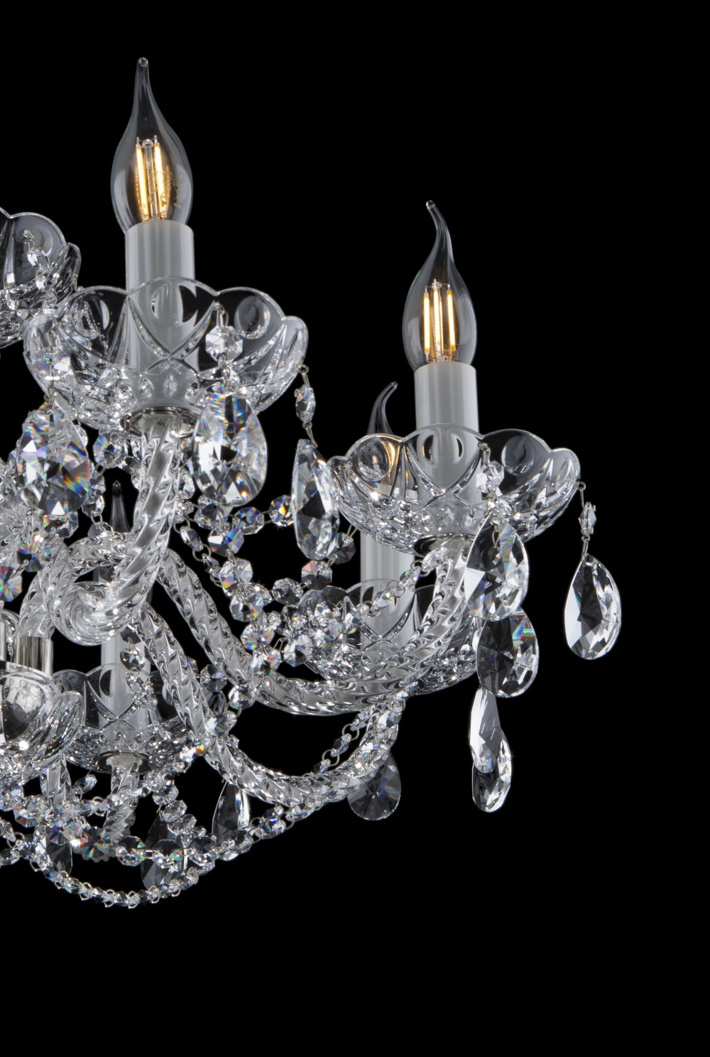 Détail finition bobèche godronnée, pendants goutte et chaînettes de cristal