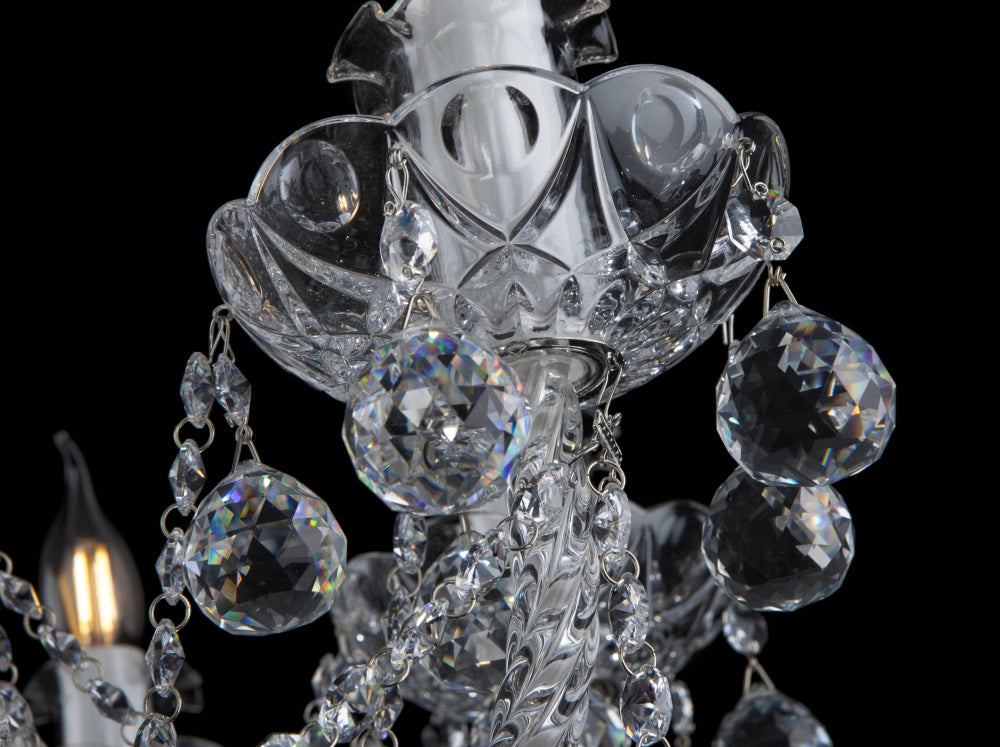 Détail de la coupelle centrale godronnée et de ses grosses boules de cristal.