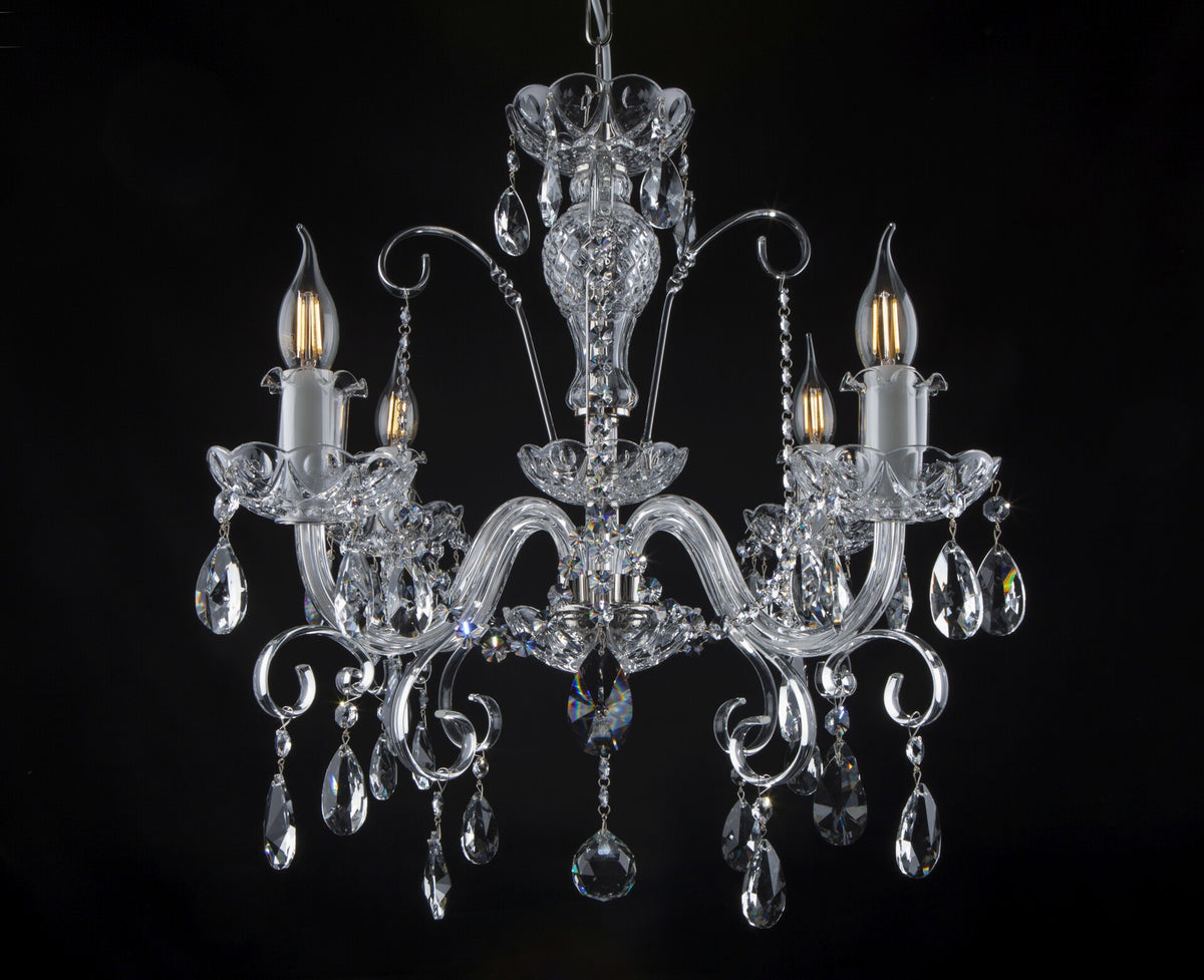 Plan large du lustre suspendu, quatre bras visibles, cristaux taillés en goutte.