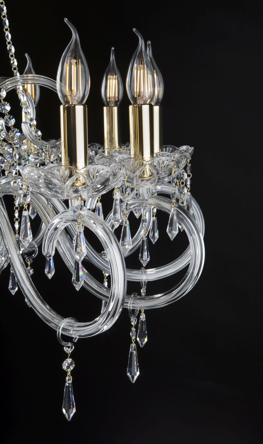 Gros plan des bras de verre recourbés et pendentifs cristal