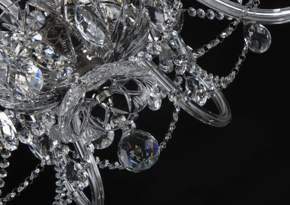 Détail des pendeloques facettées et des chaînettes de cristal suspendues