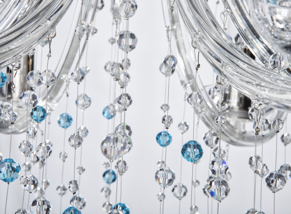 Rangées serrées de perles de cristal taillées, transparentes et bleues