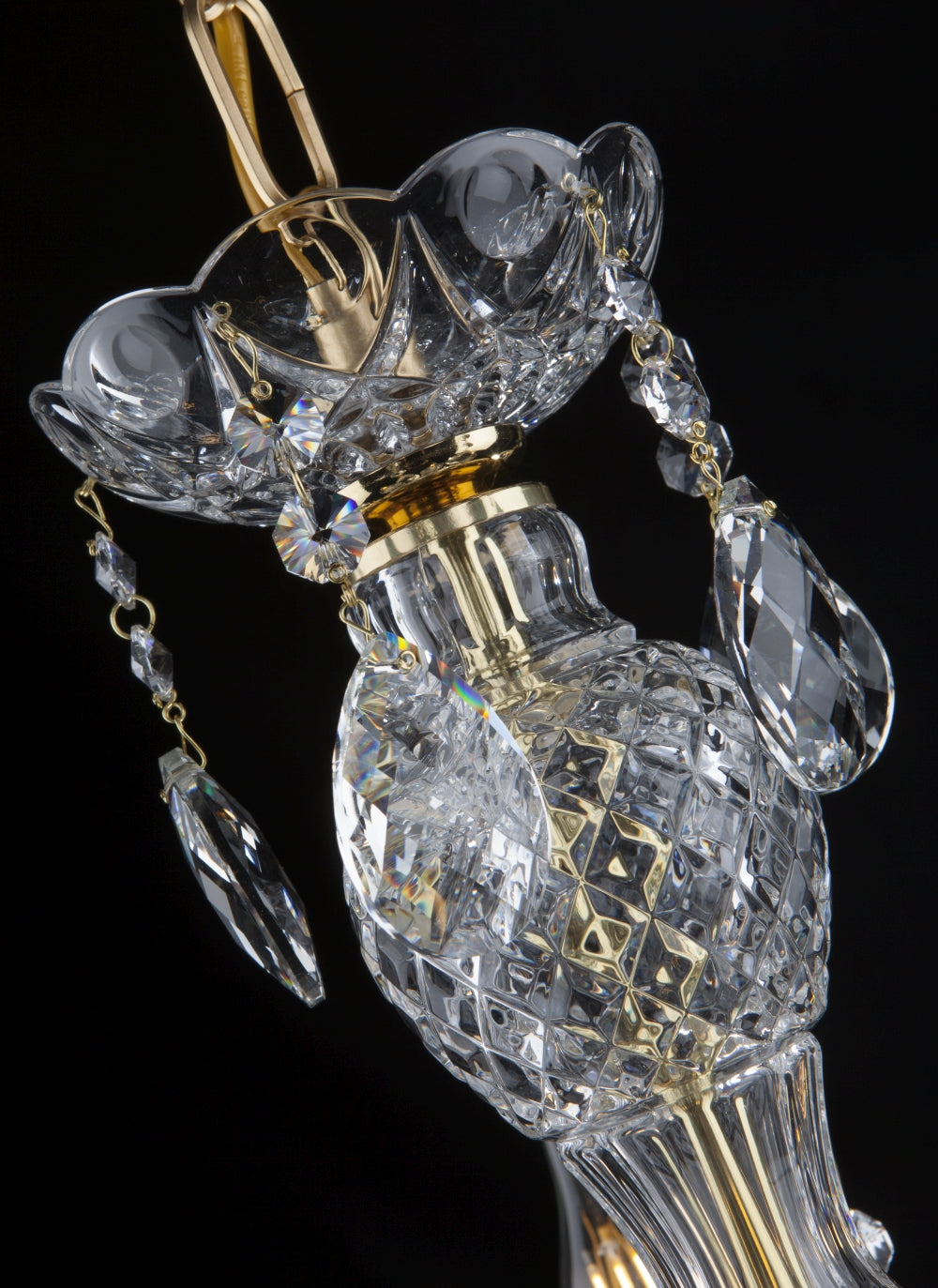 Détail du sommet : bol de cristal taillé, collier doré et pendeloques en goutte