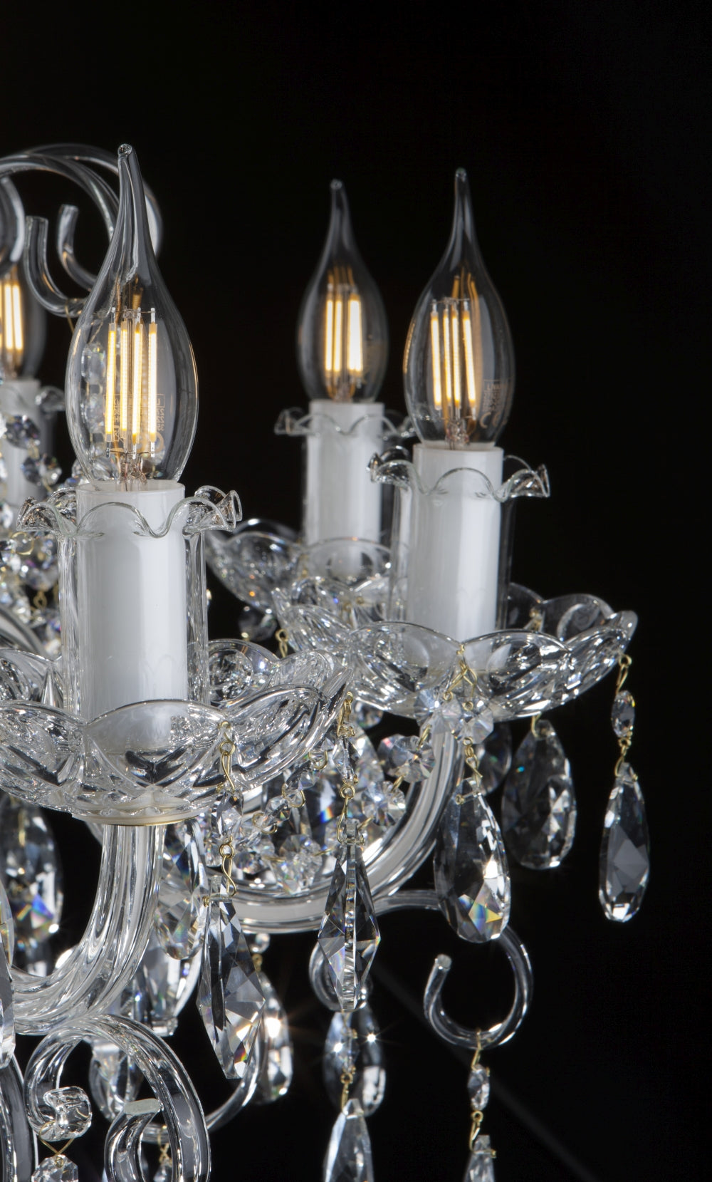 Détail des bougies blanches et ampoules filaments, bras recourbés en verre transparent