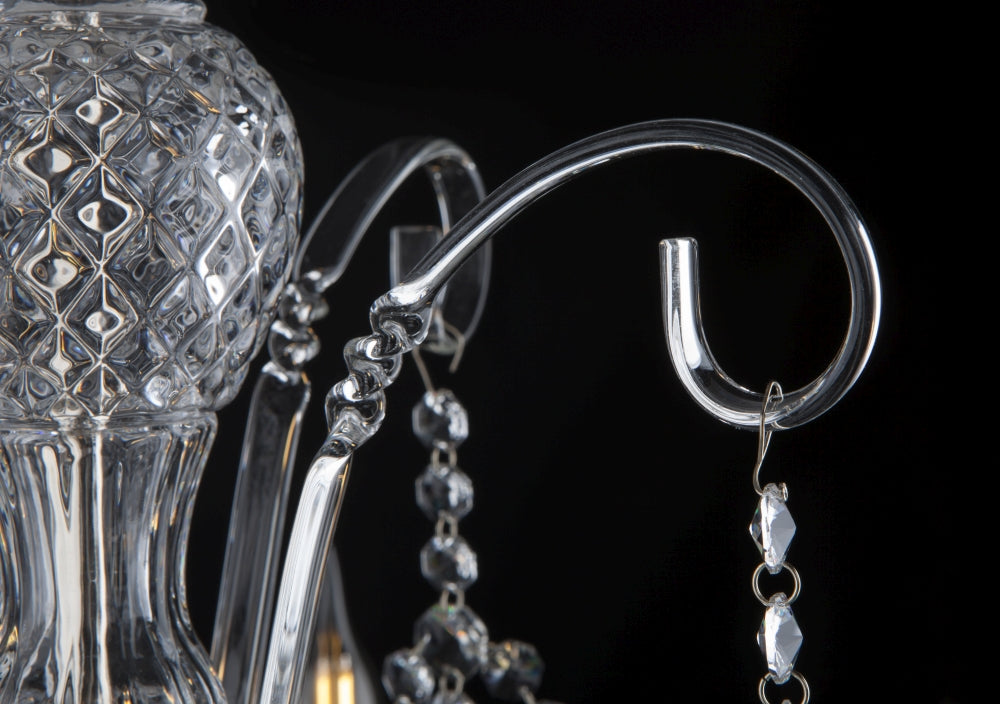 Détail macro du corps central godronné et des chaînes de cristal suspendues.