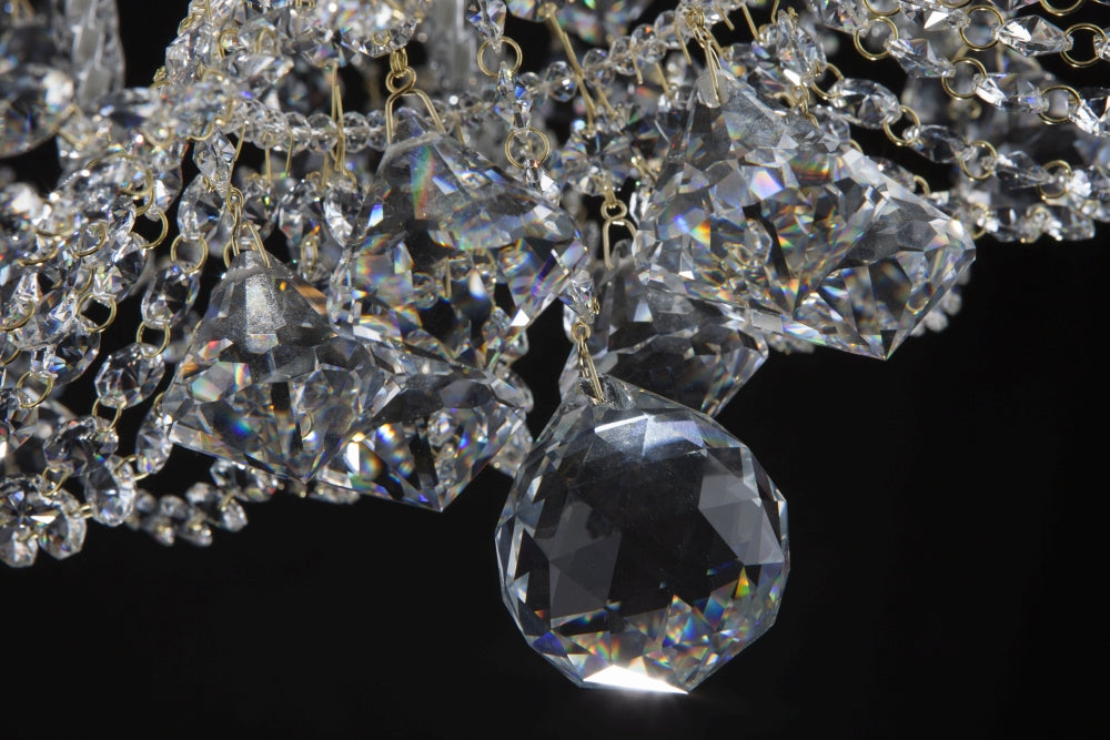 Gros plan sur les pampilles en goutte et losanges de cristal