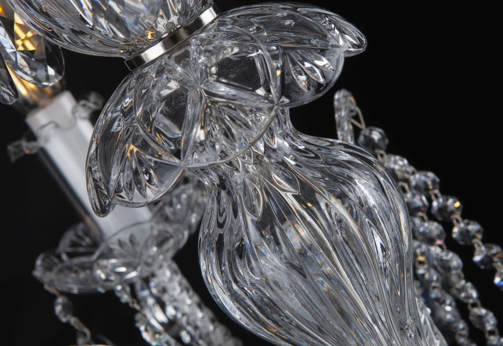 Gros plan sur le bras torsadé en cristal taillé et ses reflets irisés