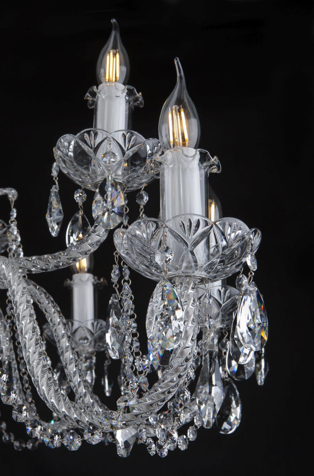 Détail des bougies blanches et coupelles ciselées avec pampilles de cristal