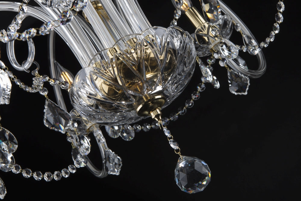 Gros plan du bas du lustre, coupe facettée, chaînettes et boule de cristal
