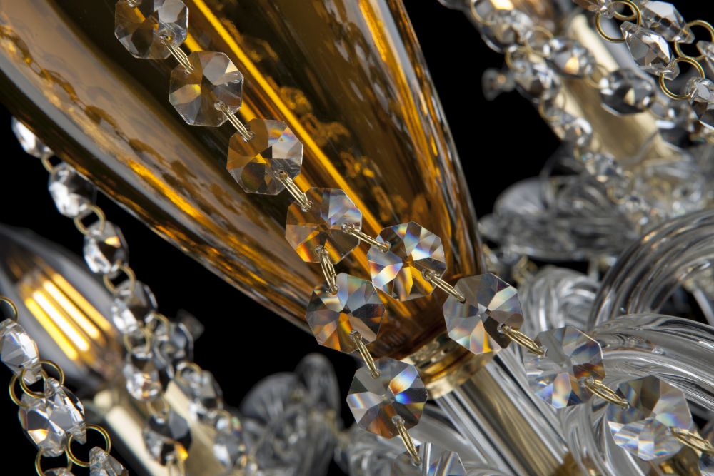 Détail des chaînes de cristal taillé et des perles facettées du lustre.