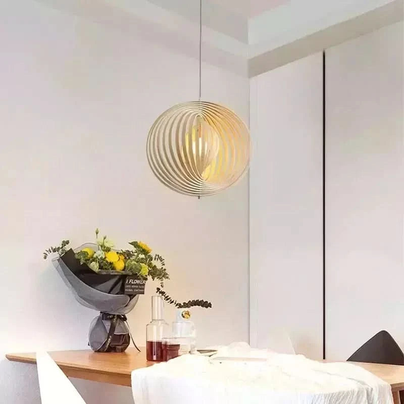 Suspension boule en bois naturel au-dessus d'une table de salle à manger