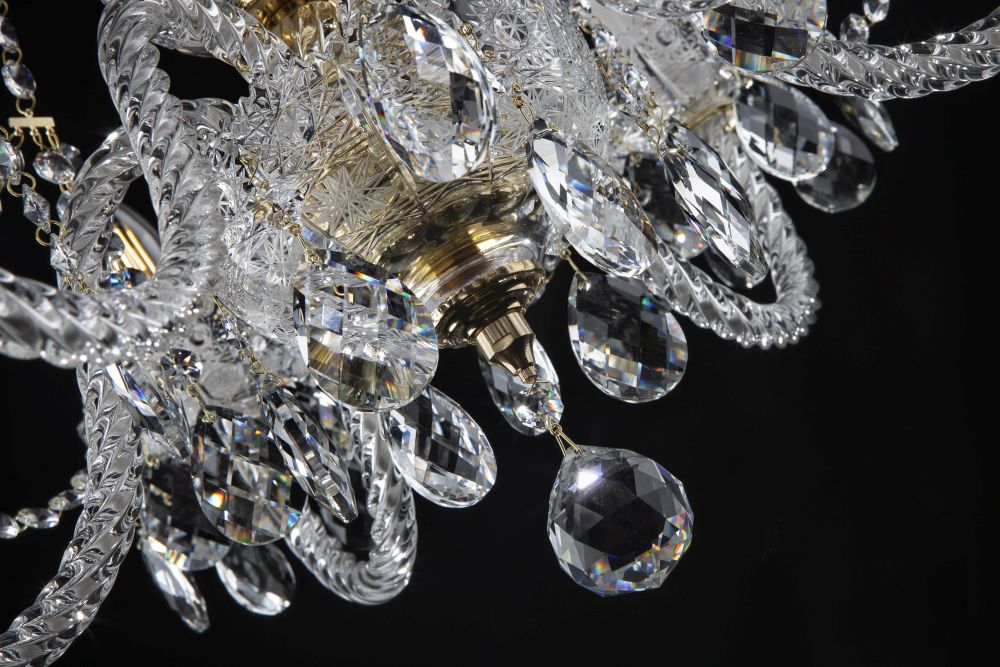 Détail des bras torsadés en verre et des pendentifs taillés en goutte