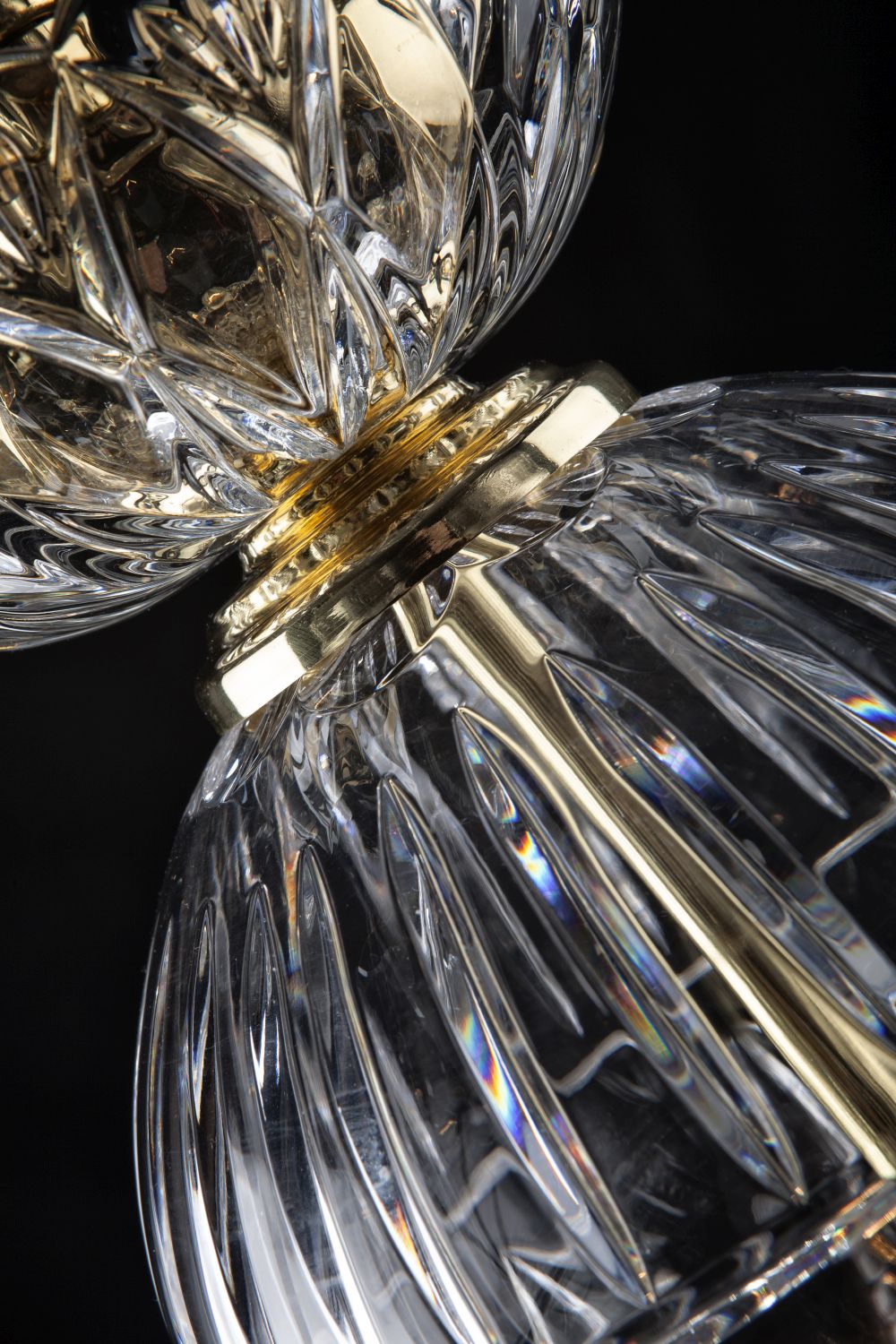 Gros plan sur le cristal taillé et la bague dorée du fût central