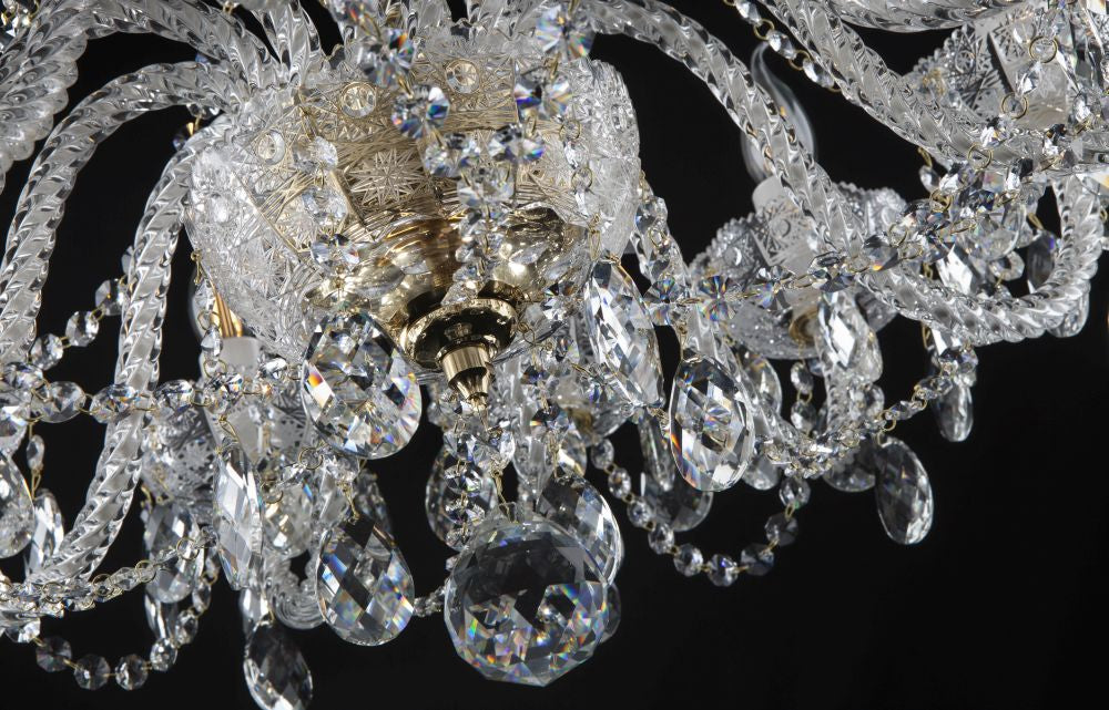 Vue rapprochée sous le lustre, grappes de pendentifs facettés et reflets dorés