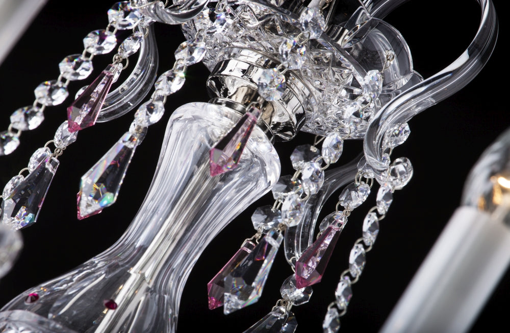 Détail des grappes de cristal taillé et des pendeloques roses du lustre