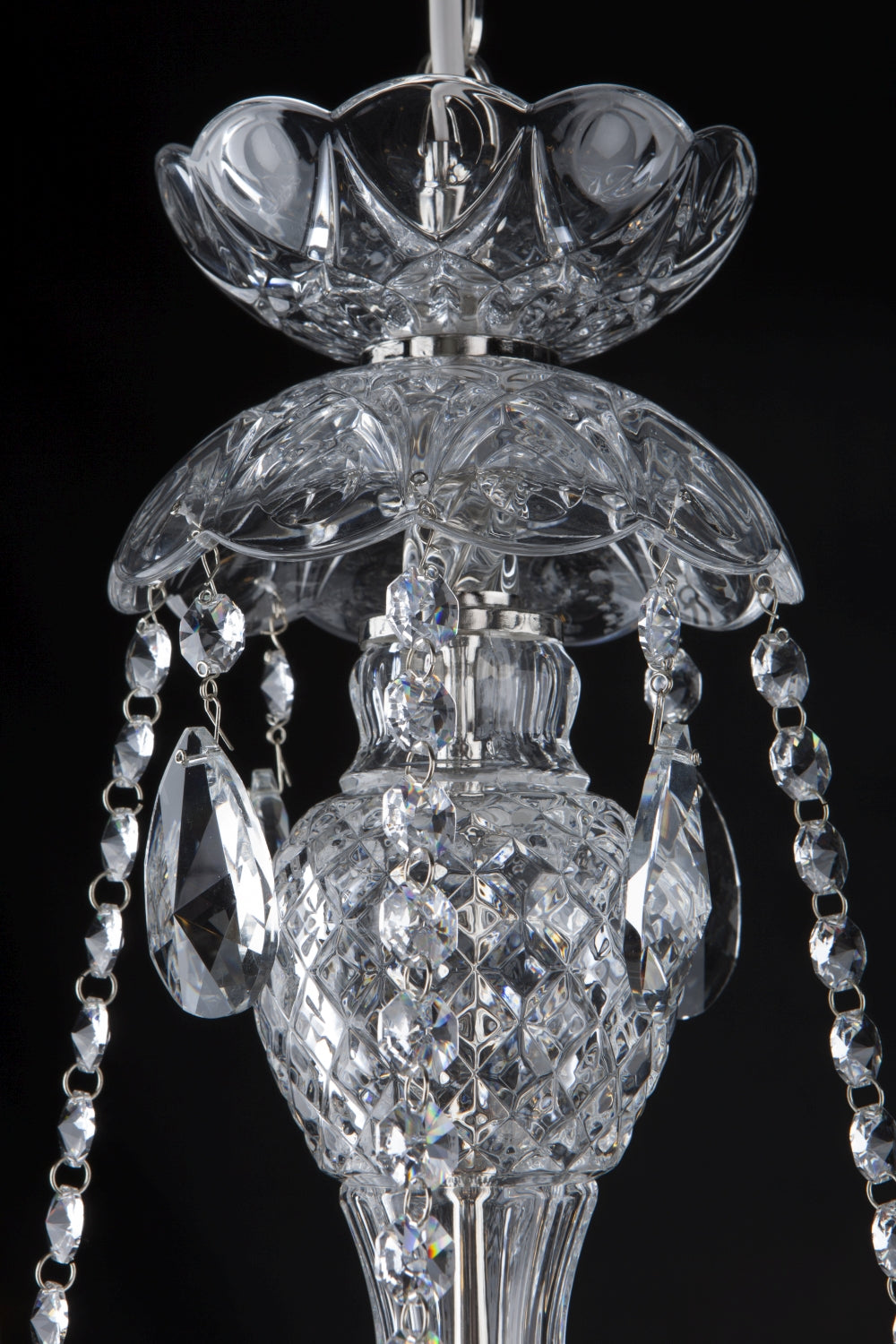 Détail du fût central en cristal taillé et de sa coupole festonnée