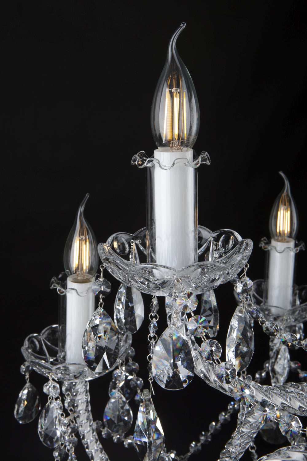 Détail d'une douille blanche en forme de bougie avec ampoule flamme
