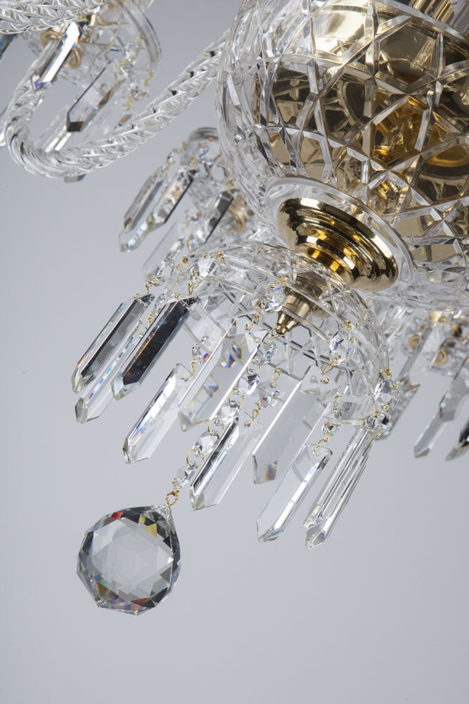 Gros plan sur les pampilles et boules de cristal taillé du lustre.