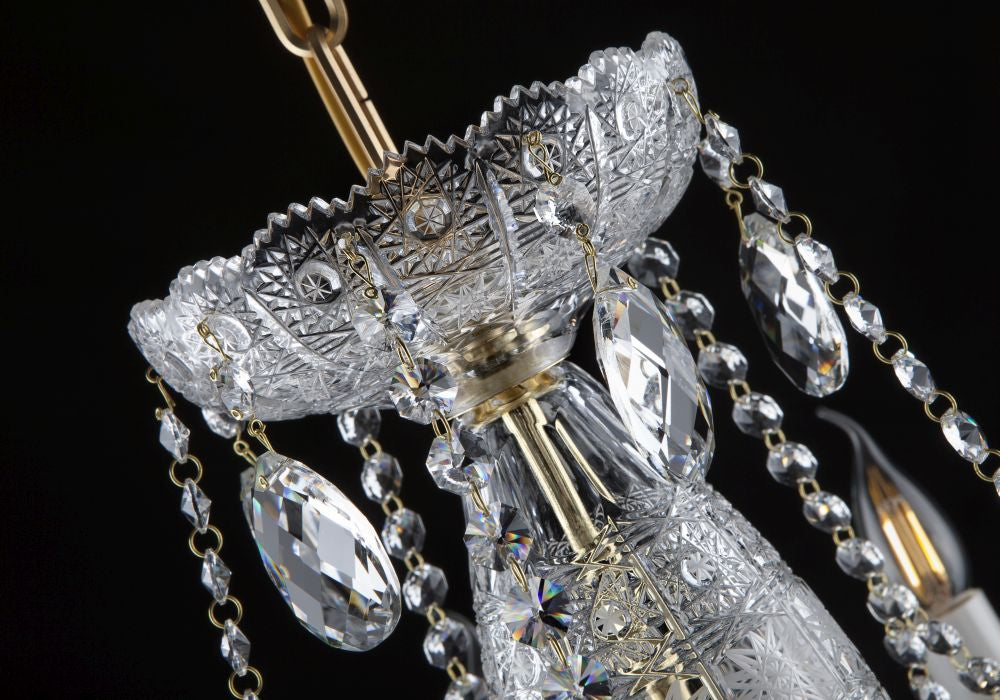 Détail de la couronne supérieure et des chaînes de cristal reliant les pendeloques