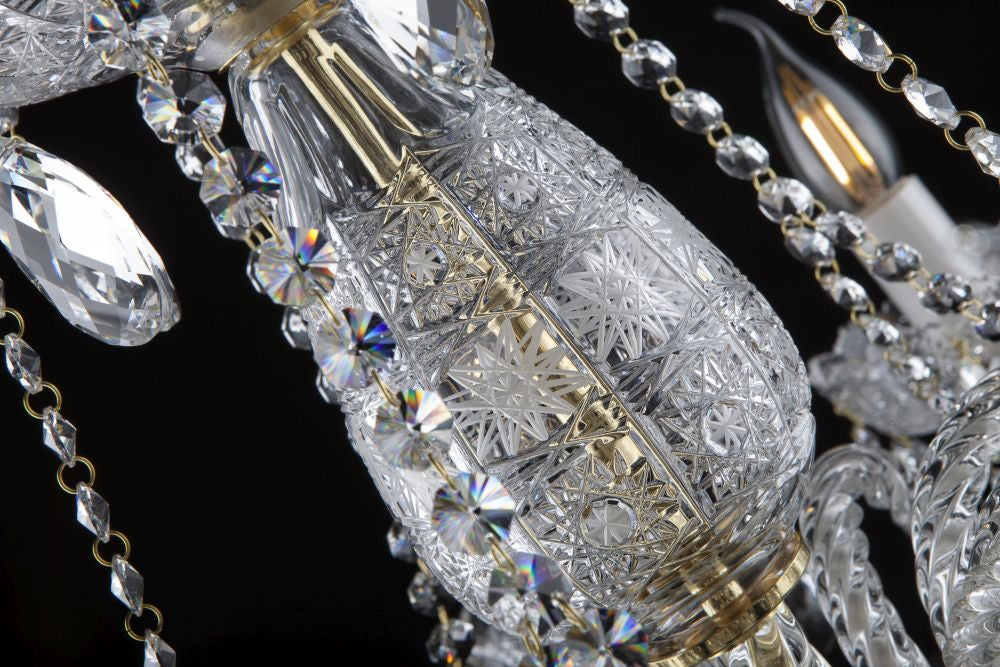 Détail du corps central taillé en cristal, tige dorée et guirlandes de perles