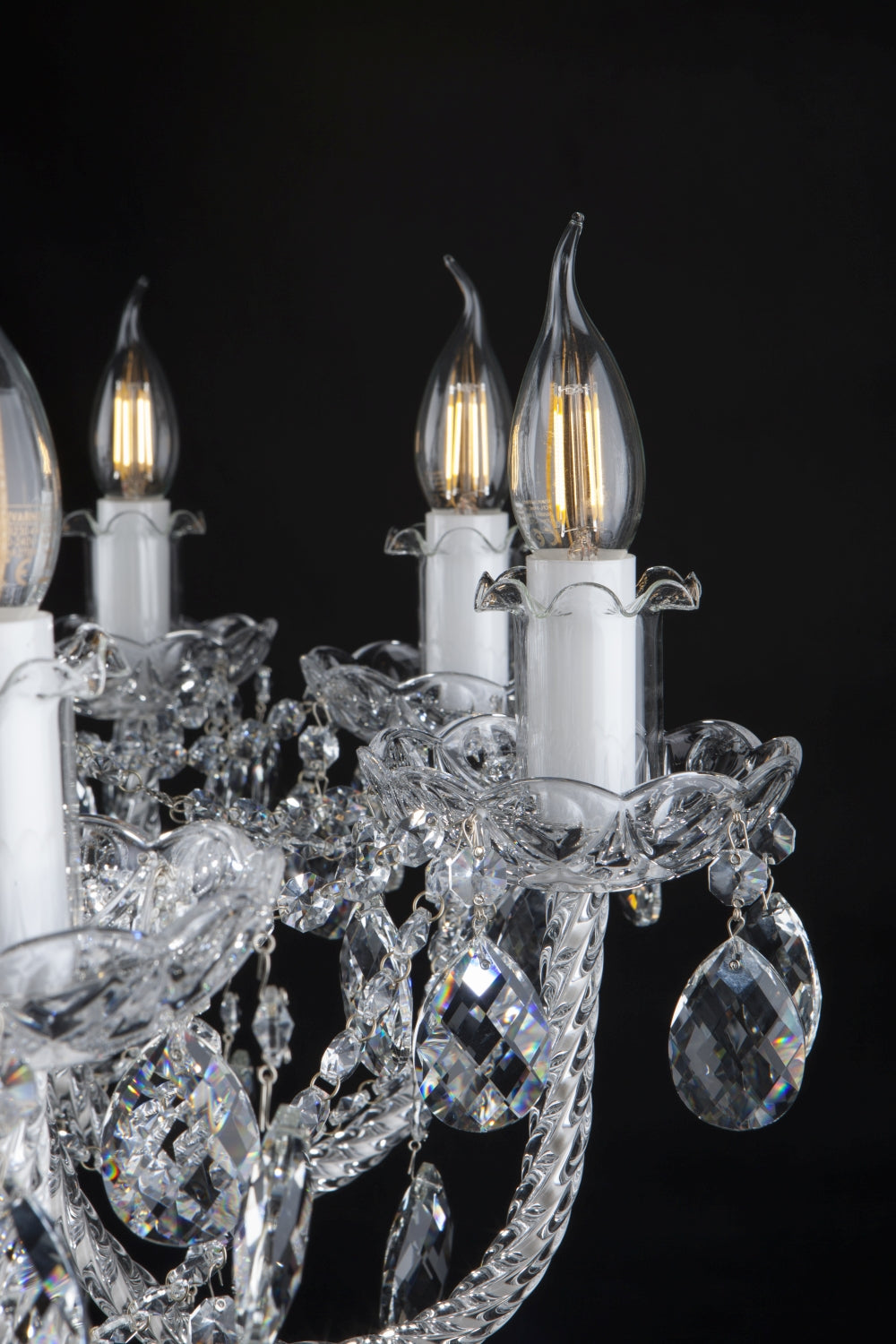 Détail des bras courbes en cristal torsadé et des pendentifs facettés irisés