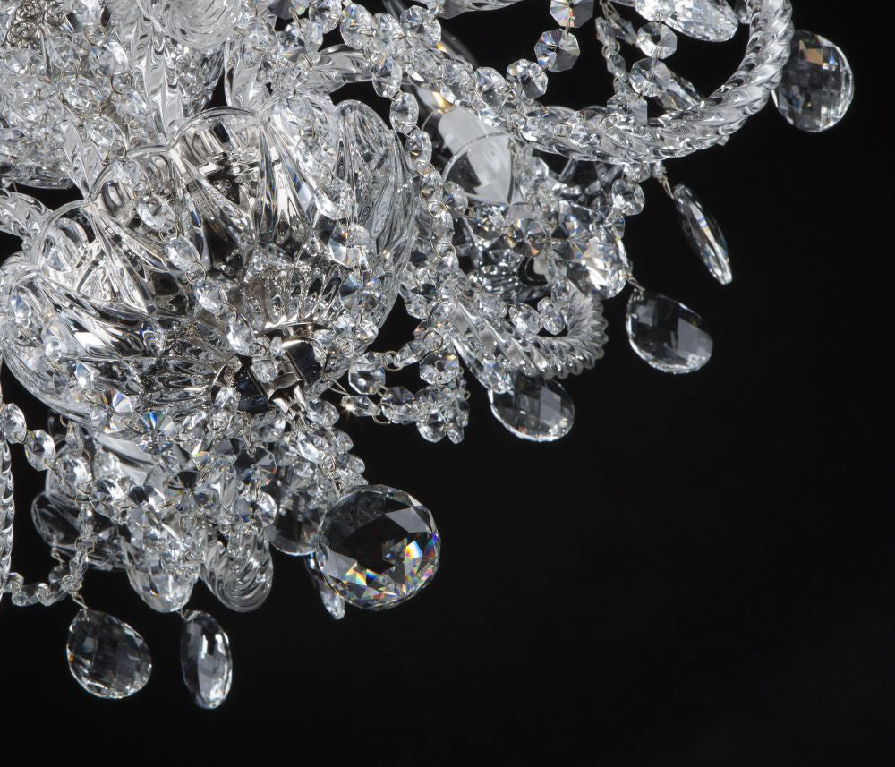 Détail du bas du lustre, boule de cristal et pampilles scintillantes.
