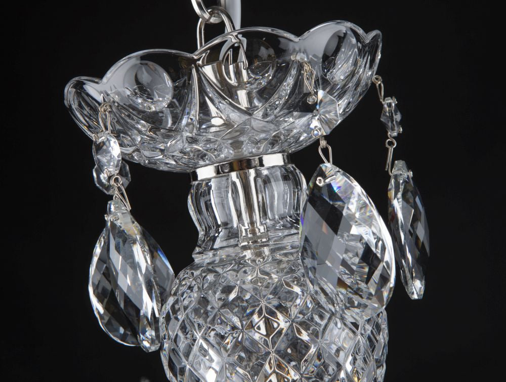 Vue rapprochée du sommet, coupelle et pendentifs en cristal taillé.