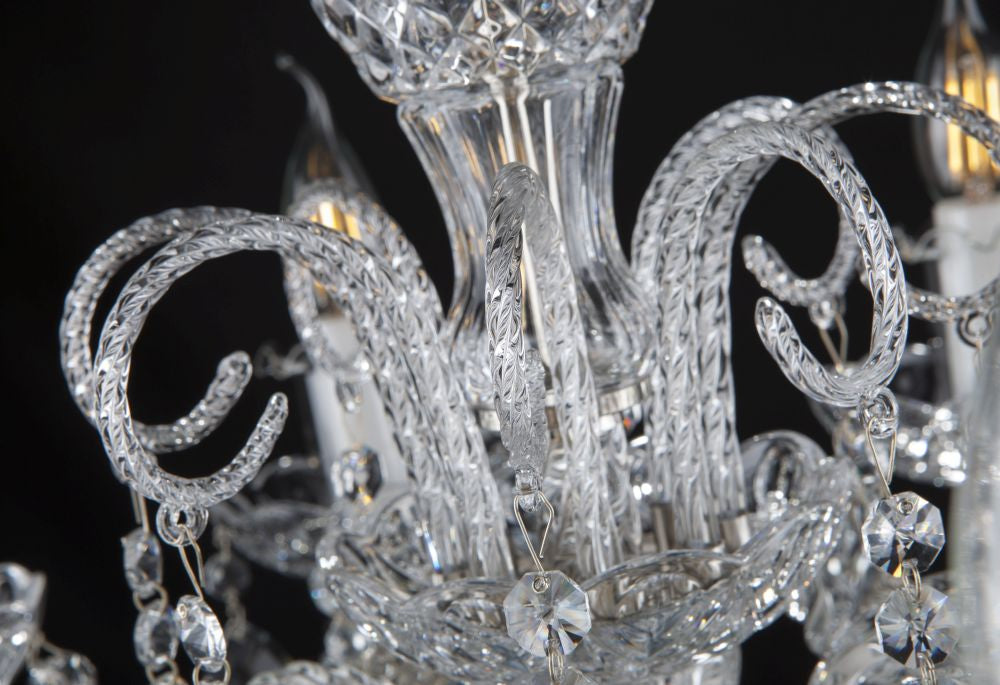 Détail des bras courbes en cristal ciselé, avec breloques suspendues.