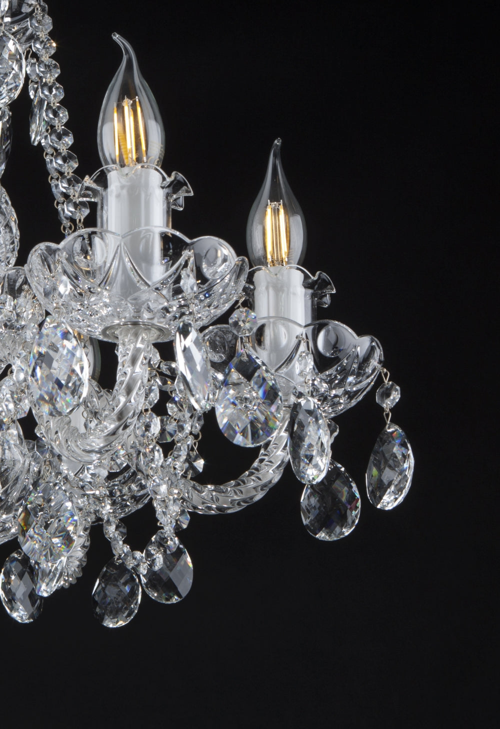 Détail des bras courbes, bobèches et pendants en cristal taillé.