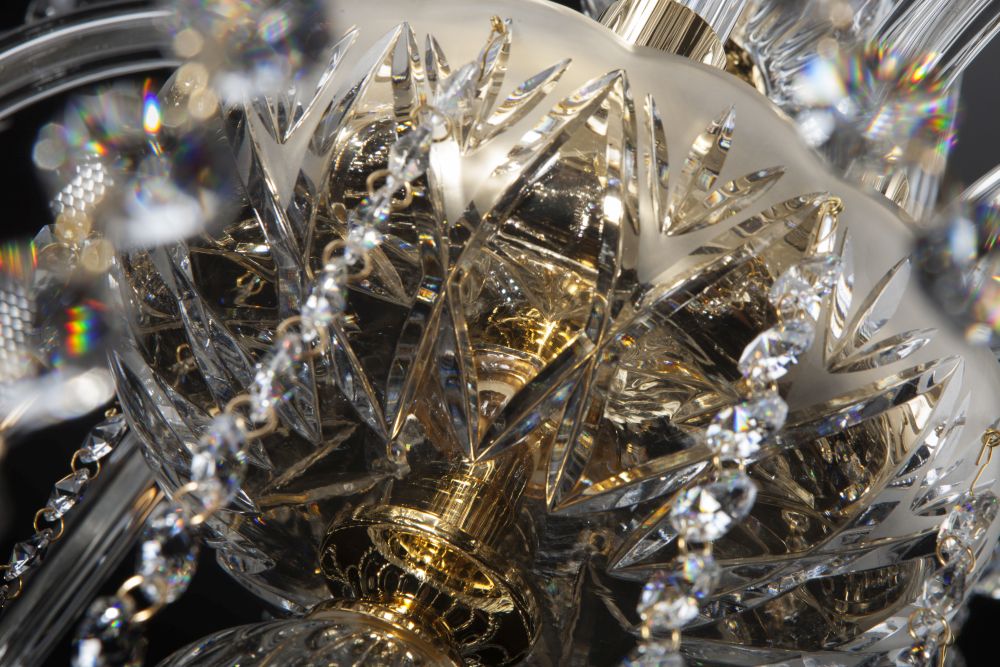 Détail du sommet central, pièces dorées et cristal taillé en forme de fleur.