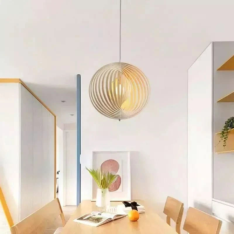 Suspension bois ronde au-dessus d'une table à manger dans un intérieur lumineux