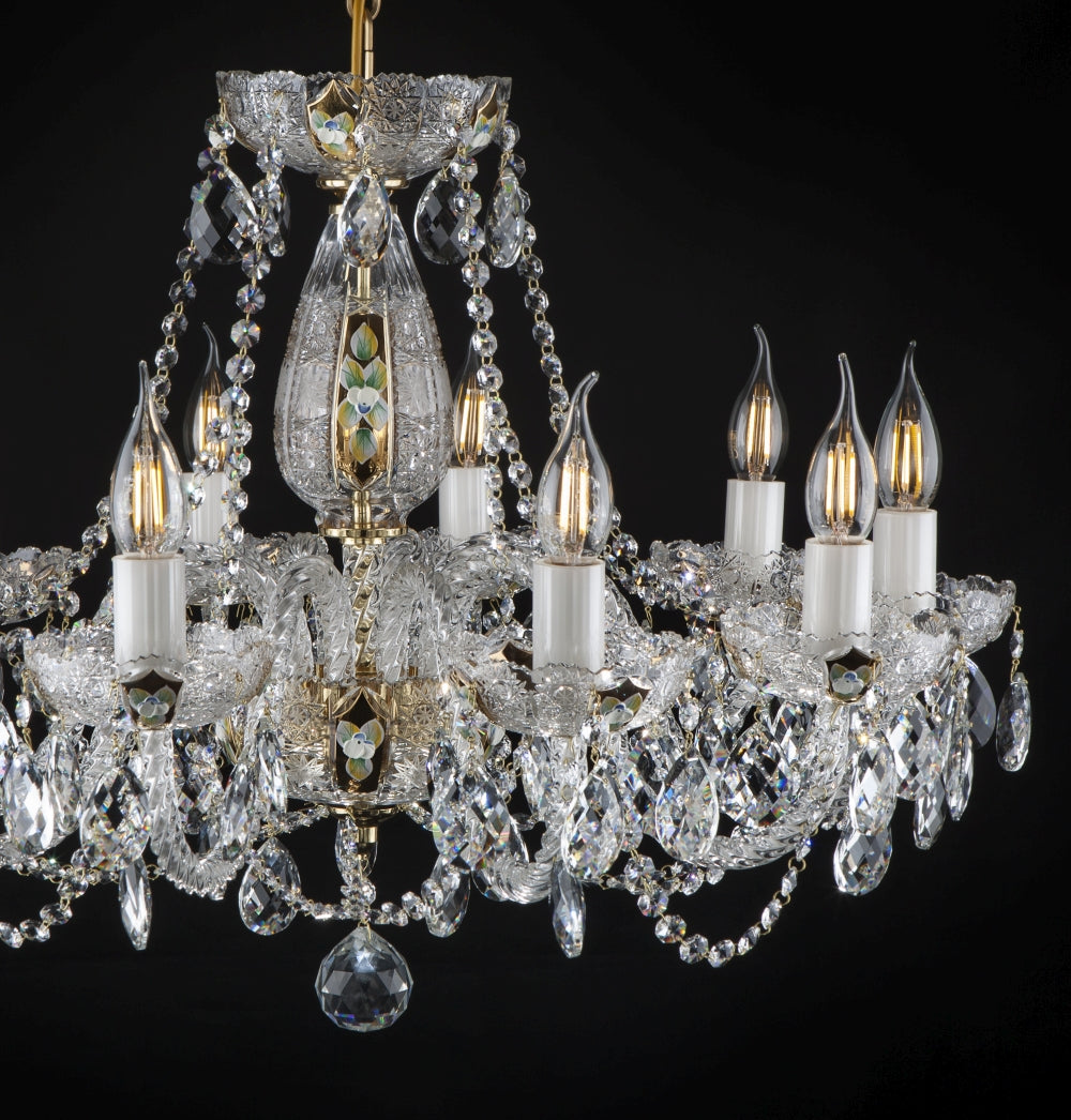 Vue rapprochée du lustre montrant les bras courbes, bobèches et chaînes de cristal