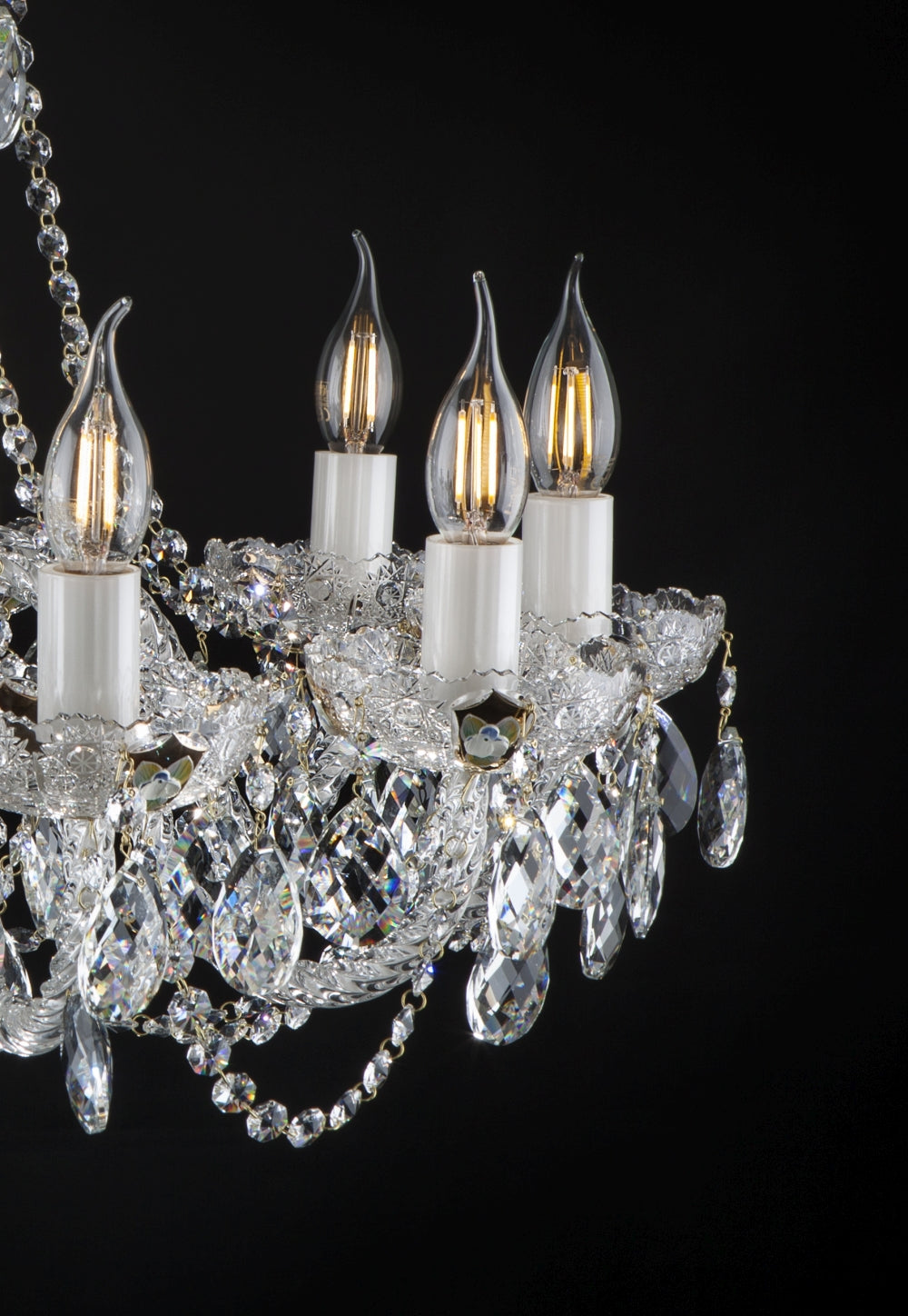 Détail des ampoules flamme et des bobèches ciselées avec pendentifs en cristal taillé