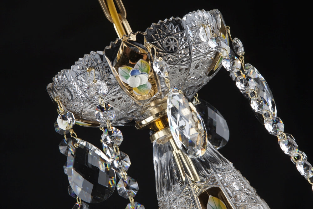 Détail du couronnement supérieur avec médaillon émaillé, chaînes et pendeloques de cristal