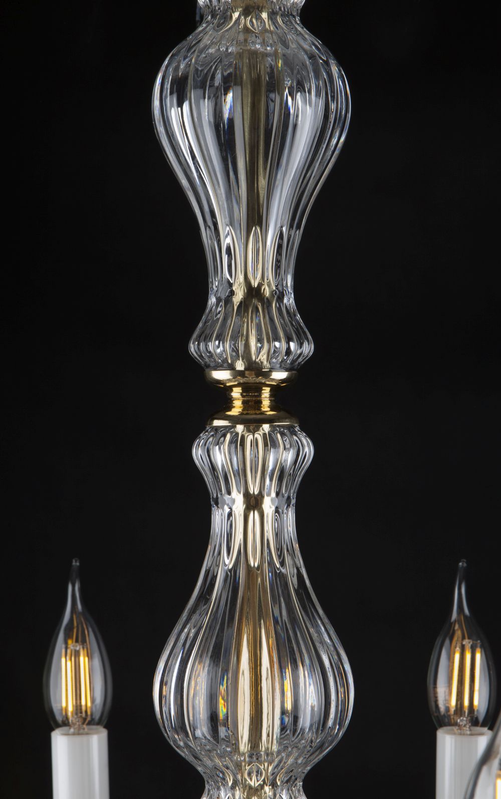 Détail de la colonne centrale en cristal strié avec monture dorée entre les étages.