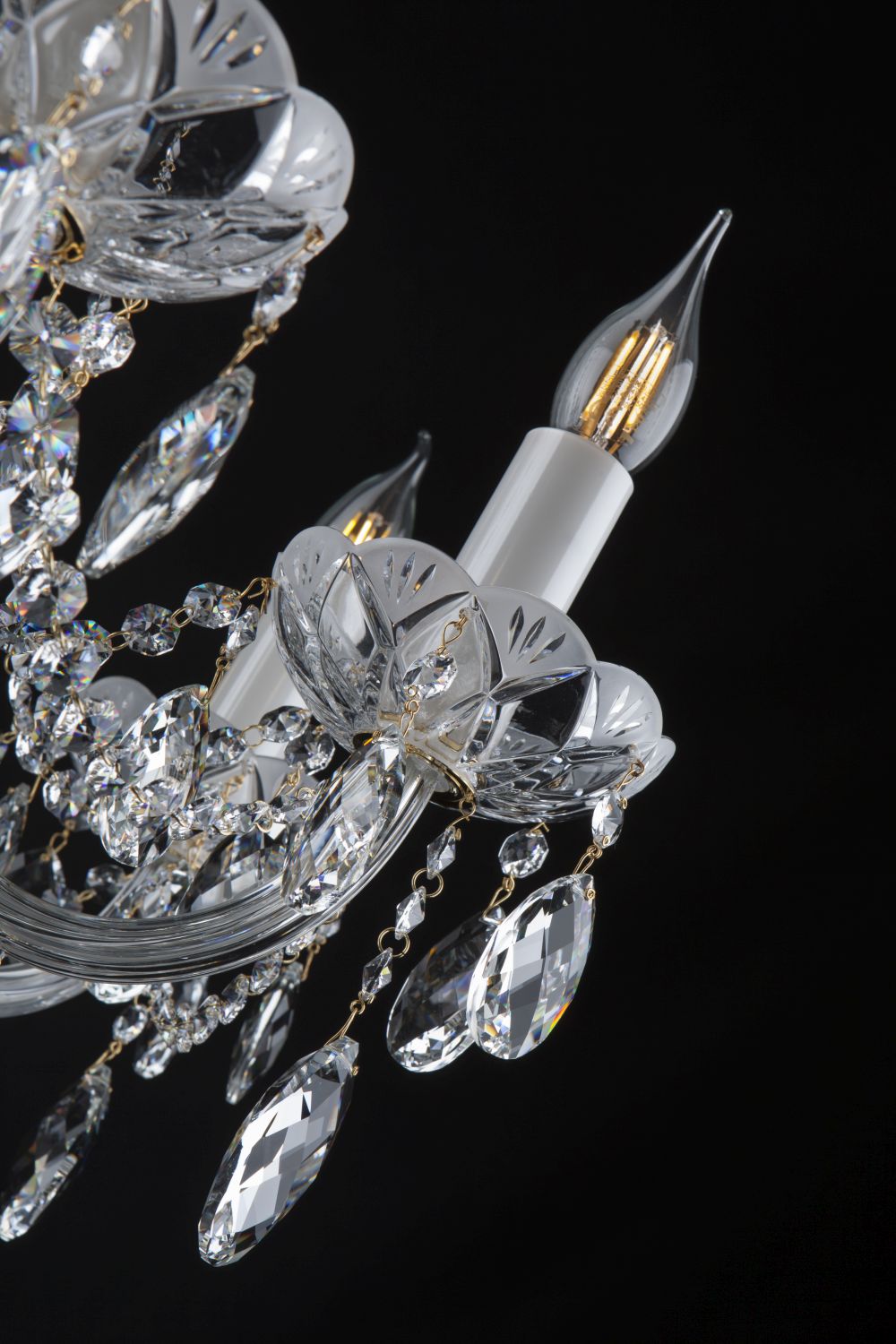 Gros plan sur un bras recourbé et ses pendeloques de cristal facetté