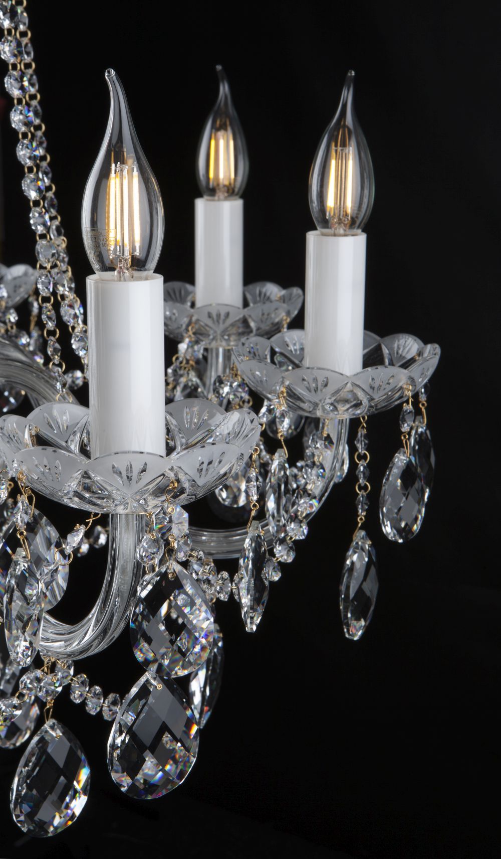 Détail des bougies blanches et coupelles en cristal taillé en forme de fleur