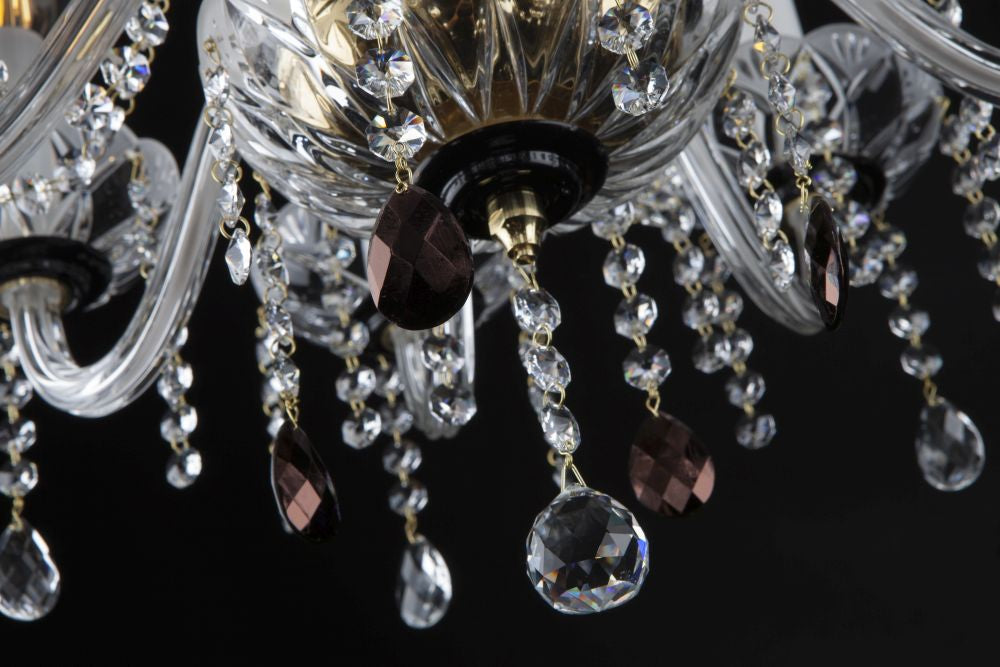 Détail des pampilles de cristal ambré et transparent suspendues sous les bras
