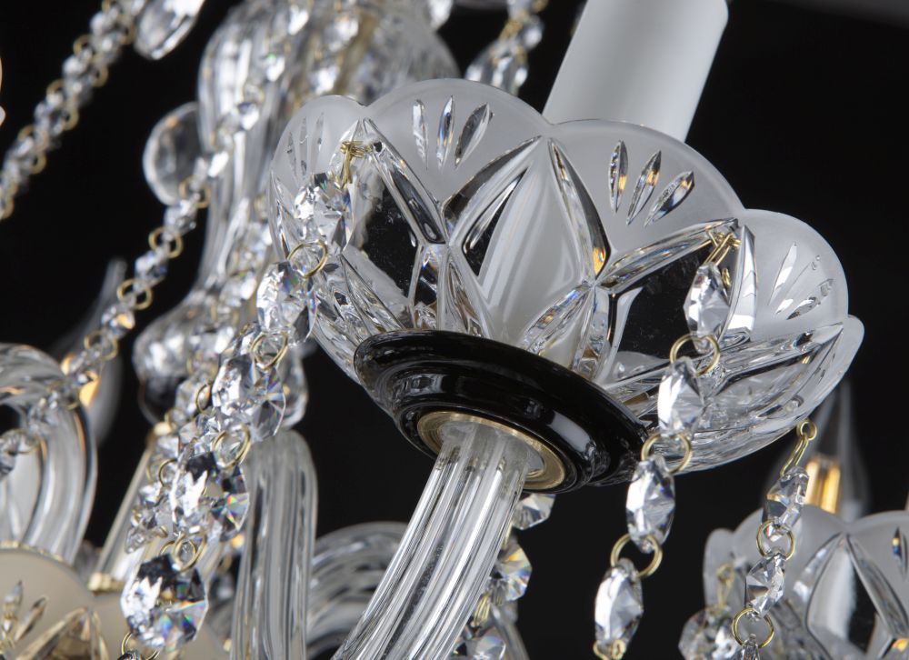 Gros plan sur la coupelle festonnée en cristal taillé et ses pendants sertis