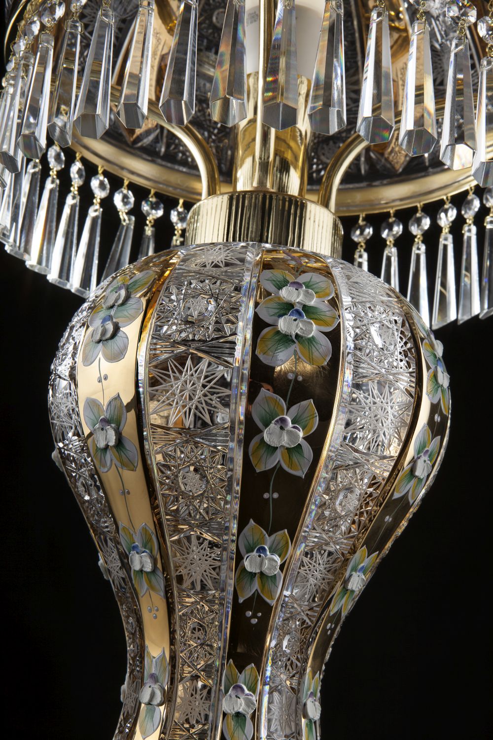 Détail du pied galbé en cristal gravé orné de fleurs émaillées et monture dorée