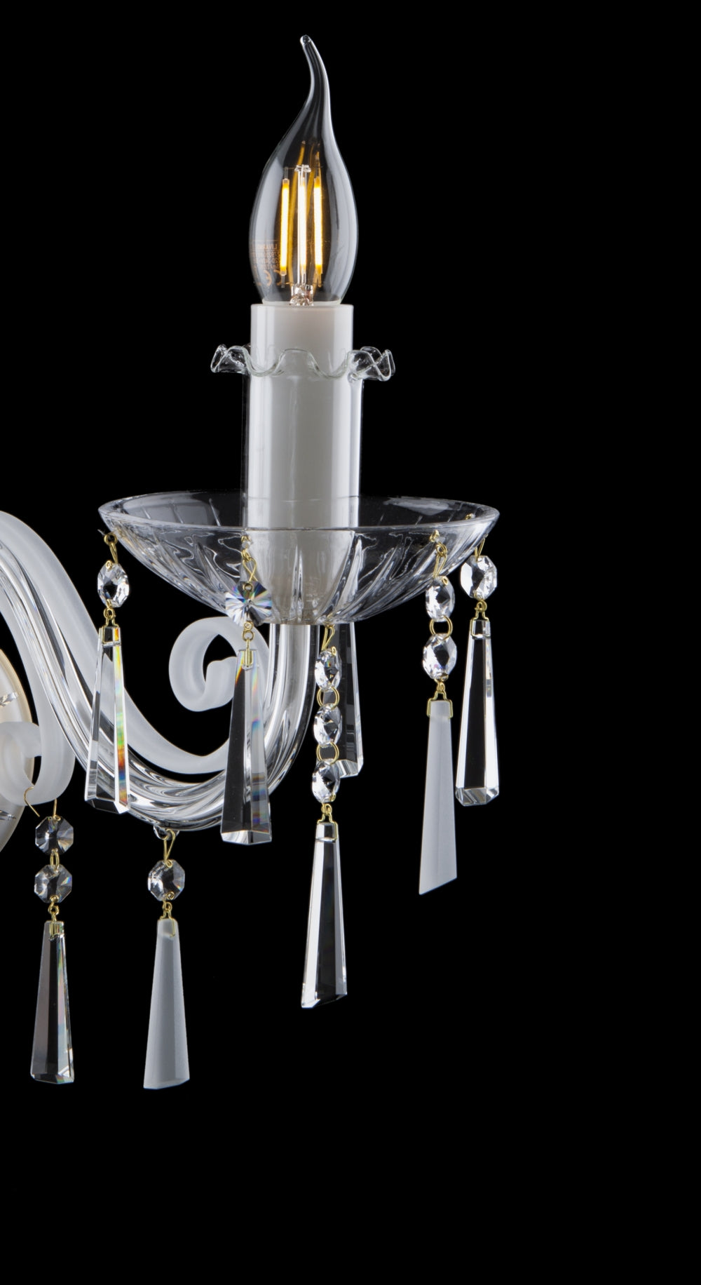 Gros plan sur la coupelle ciselée, la douille blanche et les pendants de cristal facetté.